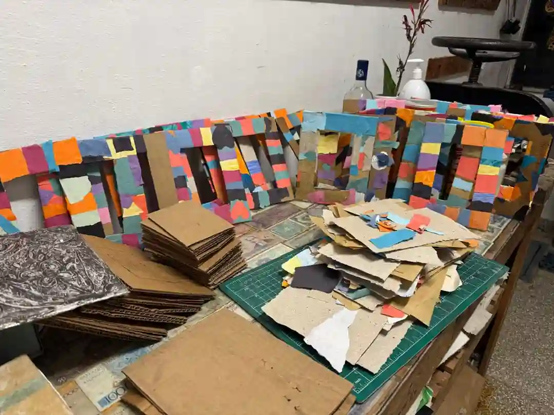 Exposición de arte con cartón